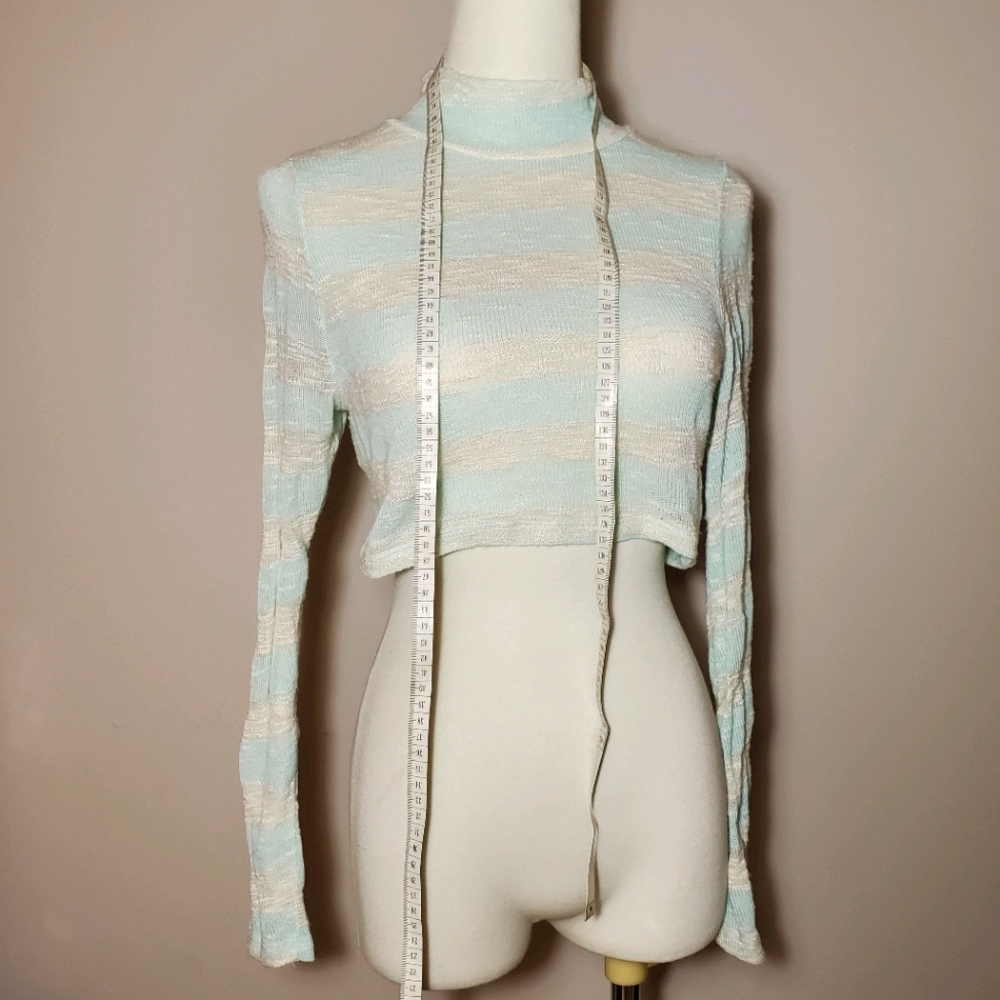 UK2LA Pastel green and white crop sweater- SZ M-L